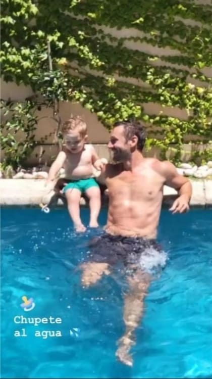 Benjamín Vicuña y Amancio en la pileta de la casa del actor en Barrio Parque (Crédito: Instagram/@benjaminvicuna.ok)