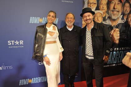 Benjamín Vicuña y su novia en la Avant Premiere de Homo Argentum con Guillermo Francella