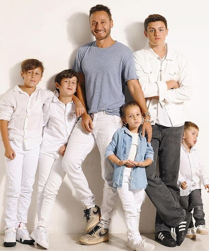 Benjamín Vicuña y sus hijos Beltrán, Benicio, Bautista, Amancio y Magnolia