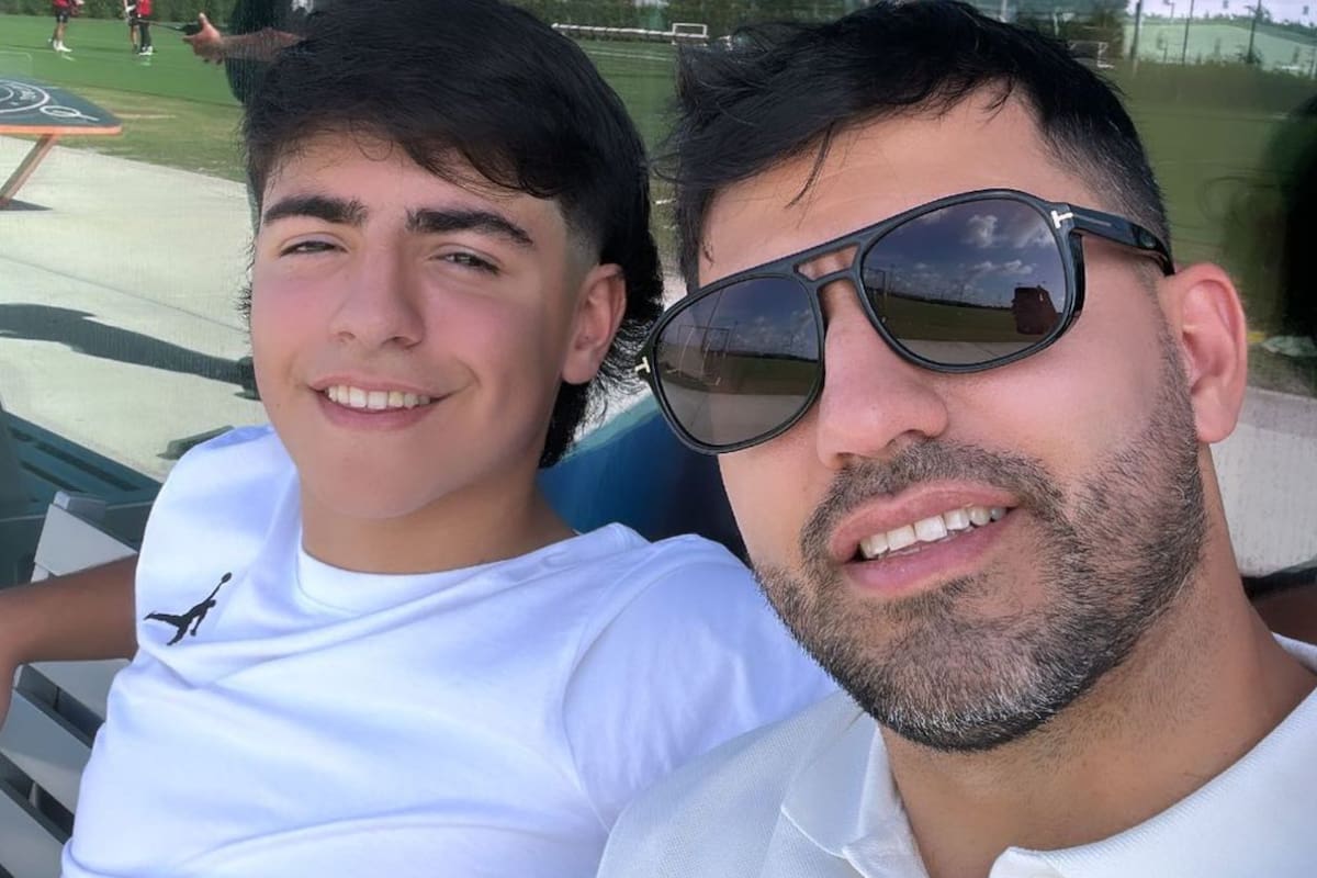 Benjamín y el Kun Agüero se encuentra en Miami y no dudaron en posar con la camiseta del Inter Miami (Foto Instagram @aguerobenja19)