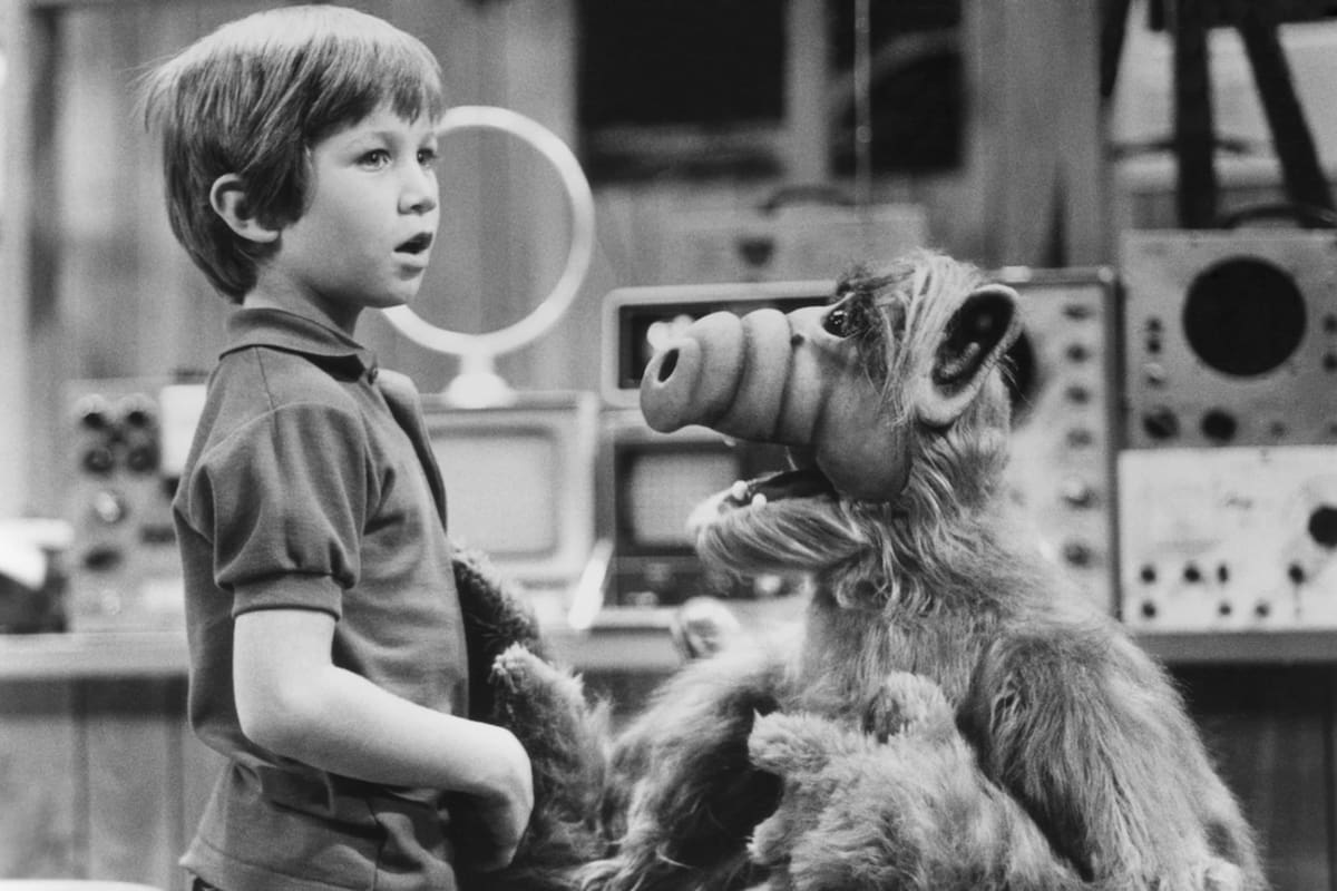 Benji Gregory junto a Alf, su fiel amigo extraterrestre