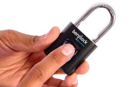 Benjilock es un candado que se abre con una huella digital o con una llave convencional