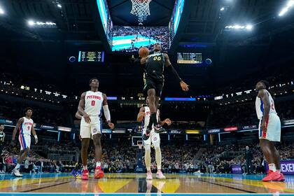 Bennedict Mathurin (00), de los Pacers de Indiana, se alza para clavar el balón durante la primera mitad del juego de baloncesto en el torneo In-Season, en contra de los Pistons de Detroit, el viernes 24 de noviembre de 2023, en Indianápolis. (AP Foto/Darron Cummings)