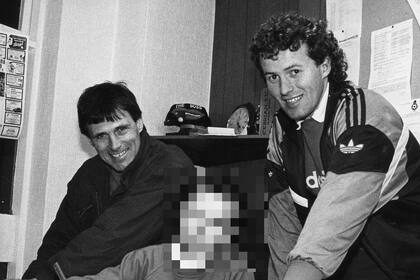 Bennell (derecha) junto a Dario Gradi, en el club Crew en 1989, firmando un contrato junto a un chico