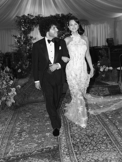 Benny Blanco también usó Ralph Lauren, con esmoquin negro clásico (Foto: Instagram @selenagomez)