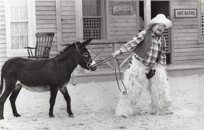 Benny Hill , en un sketch de su show, que con el tiempo recibió una lluvia de críticas y fue cancelado