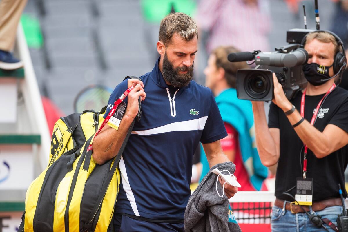 Benoit Paire de Francia abandona la cancha después de que se rindió en el segundo set en su partido de primera ronda contra Casper Ruud de Noruega durante el torneo ATP-Tour German Open de tenis en el estadio Am Rothenbaum en Hamburgo, norte de Alemania, el 23 de septiembre de 2020.
