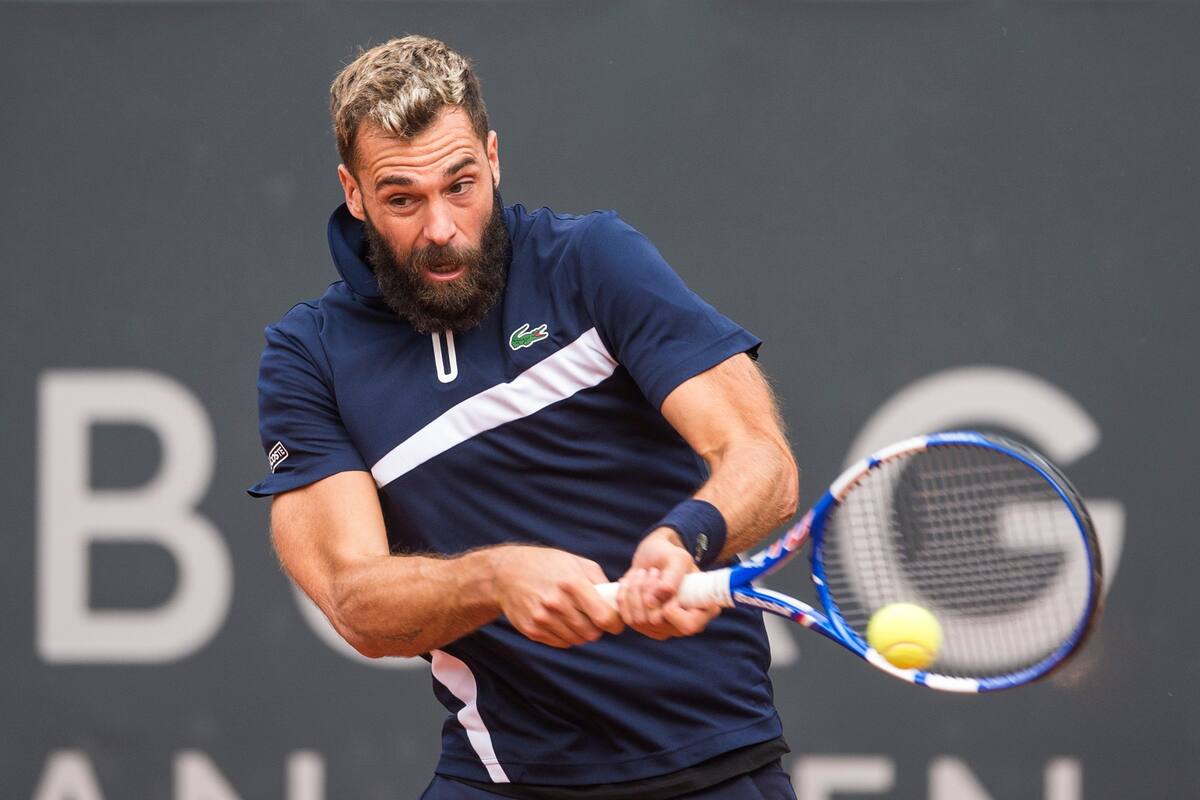 Benoit Paire de Francia devuelve a Casper Ruud de Noruega durante su partido de primera ronda del torneo ATP-Tour German Open en el estadio Am Rothenbaum en Hamburgo, norte de Alemania, el 23 de septiembre de 2020.