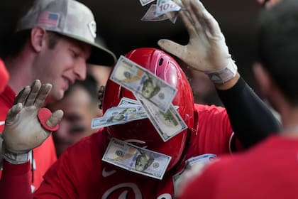 Benson y Hinds pegan jonrones; Rojos ganan su 3er juego seguido, 4-1 ante Guardianes