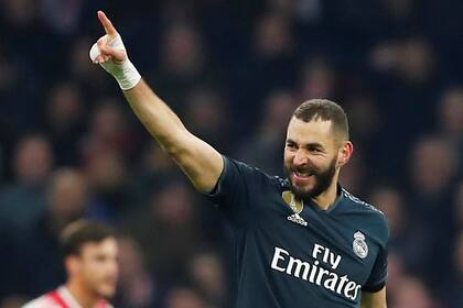 Benzemá abrió el marcador en Amsterdam; los merengues lograron un éxito que parecía lejos del alcance