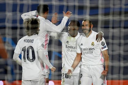 Benzema, autor del gol, lo festeja con Modric. Lucas Vázquez y Vinicius