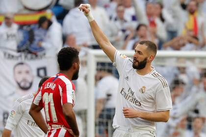 Benzema heredó la pesada función de encabezar la delantera de Real Madrid tras la salida de Cristiano Ronaldo; en silencio, el francés cumple.