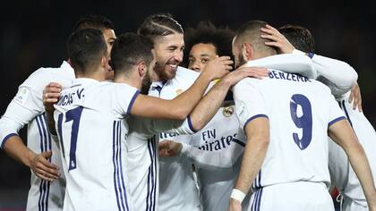 Benzema recibe el saludo de sus compañeros tras marcar el primer gol de la final
