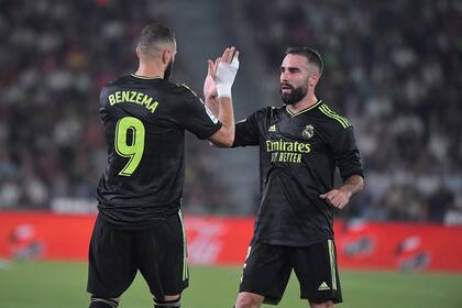 Benzema, reciente Balón de Oro y autor de un gol ante Elche, festeja con Carvajal