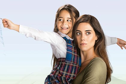 Beren Gökyildiz y Cansu Dere en Todo por mi hija, la novela que la lanzó a la fama global