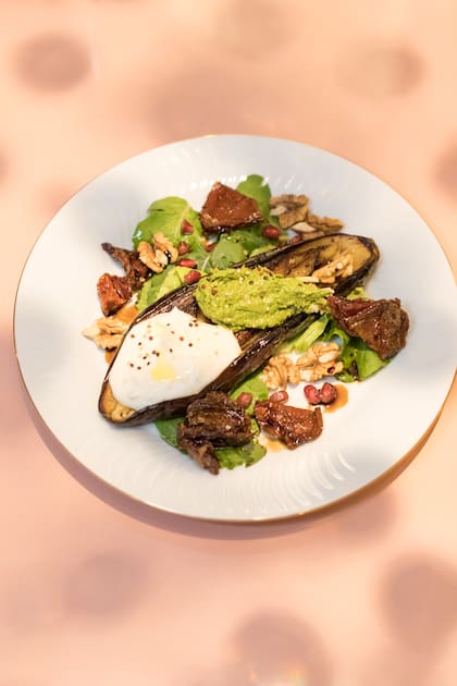 Berenjena asada con queso alimonado, tomates secos y pesto, un hit del tapeo.