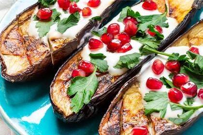 Berenjenas asadas con vinagreta de yogur.