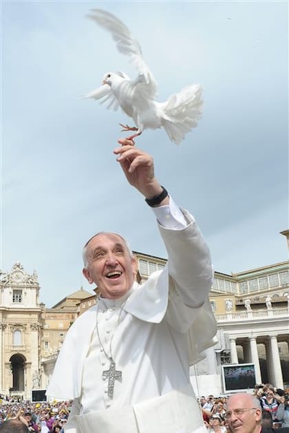 El retrato fue tomado en 2013, en la Plaza de San Pedro por Tiziana Fabi, fotoperiodista que inmortalizó al Papa argentino con un gesto espontáneo.