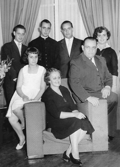 Bergoglio con sus padres y sus cuatro hermanos