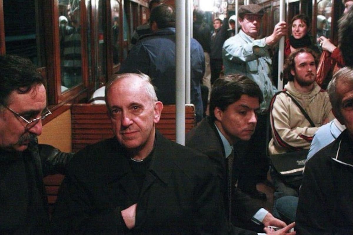 Bergoglio en la línea A de subte cuando era arzobispo de Buenos Aires.