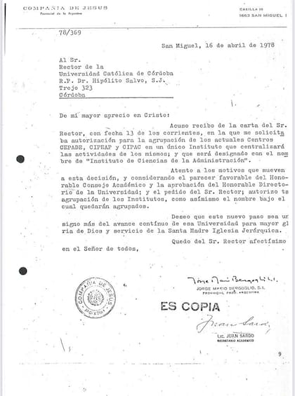 Bergoglio firmó la creación del ICDA, la escuela de negocios de la Universidad Católica de Córdoba.