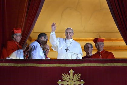 Bergoglio, sonriente, saluda por primera vez a los fieles como sucesor de Benedicto XVI
