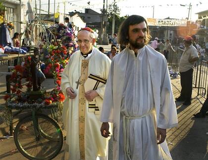 Jorge Bergoglio y el padre Pepe, en la villa 21-24 del barrio porteño de Barracas, en 2009