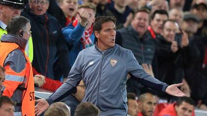 Berizzo no le quiso dar la pelota a un rival y fue expulsado