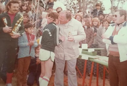 Del archivo familiar: con su papá, como jugador de Newberton de Cruz Alta, su pueblo