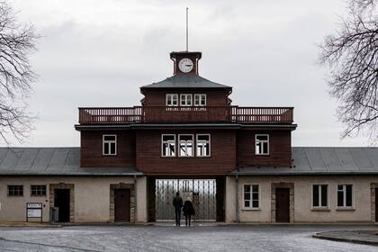 BERLÍN.- La dirección del monumento del excampo nazi de Buchenwald, en Alemania, denunció el comportamiento de paseantes que van a practicar actividades deportivas o utilizan trineos en las antiguas fosas comunes.