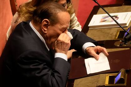 Berlusconi arregla su maquillaje durante la sesión del Senado