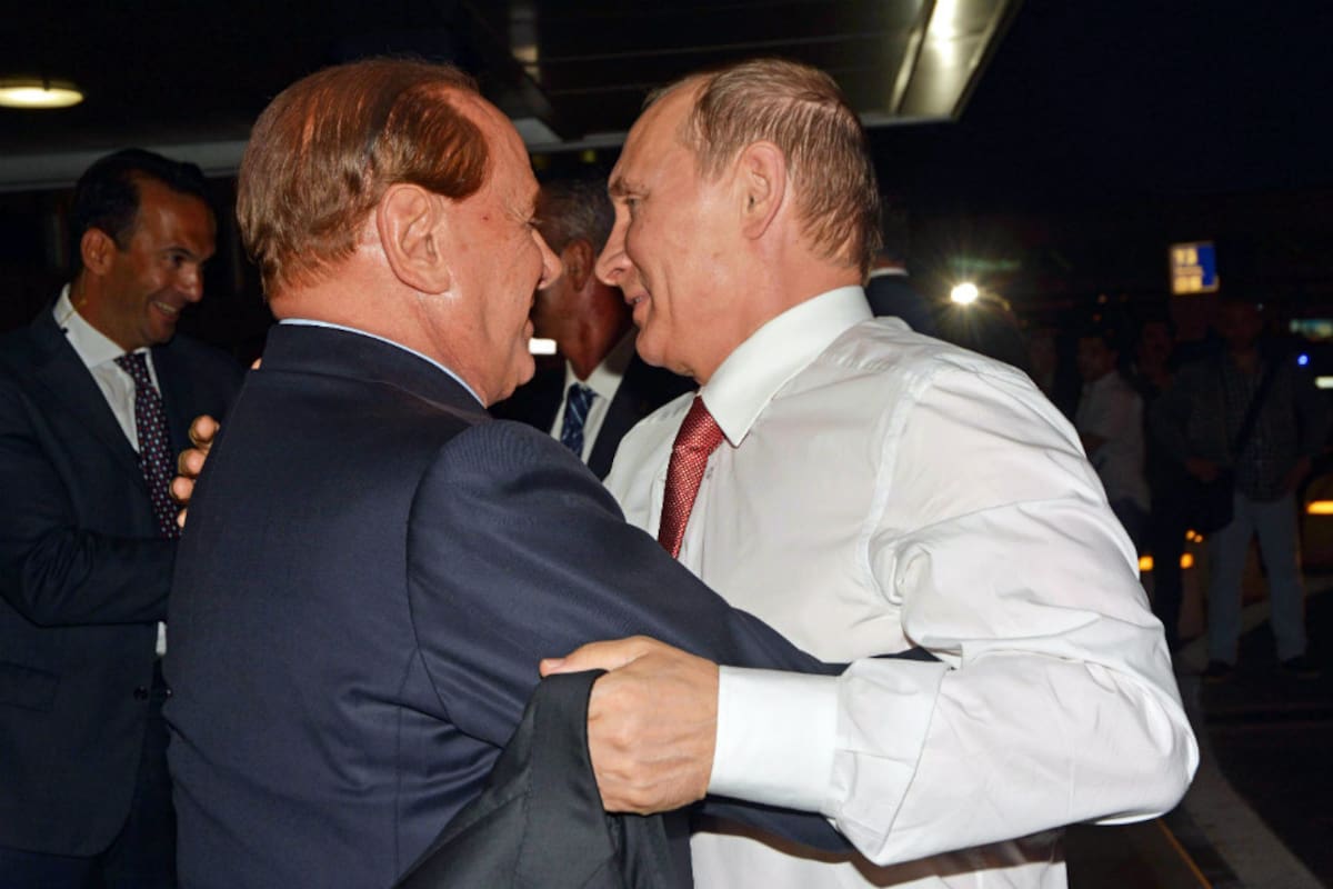 Berlusconi se confunde en un sentido abrazo con Putin en su breve encuentro en el aeropuerto de Fiumicino