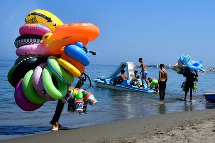 Bermudas, trajes de baño y una prohibición local dividen a un pueblo argelino