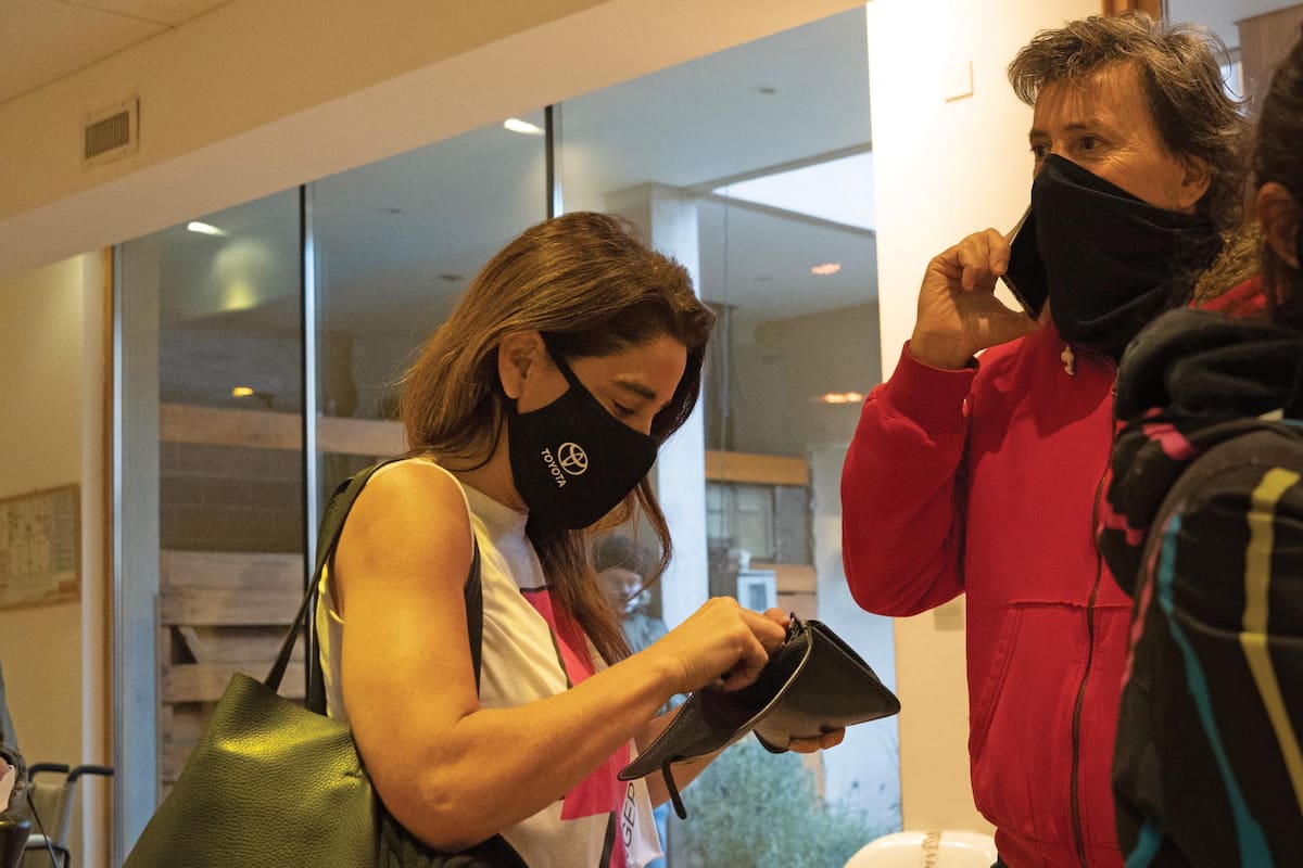 Bermúdez se mudó a San Martín de los Andes después de protagonizar la telenovela Alén, luz de luna (1996), que se filmó íntegramente en el Sur. Separado y padre de dos hijas, vive a pleno su noviazgo con Verónica –quien estuvo casada con Fernando Elsztain (tuvieron tres hijos) y a mediados del año pasado, terminó su relación con el cardiólogo Martín Lombardero–. Conviven en la casa del actor, situada en el barrio Altos del Sol.