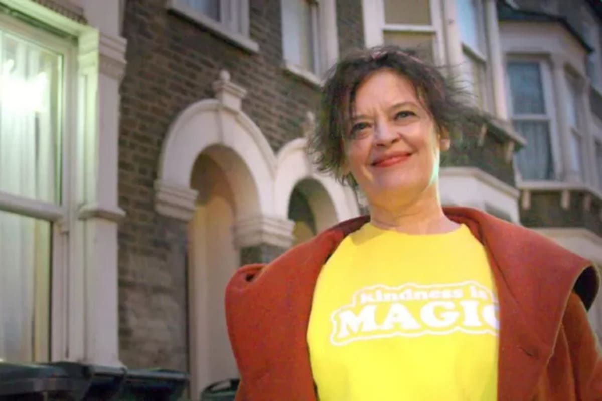 Bernadette Russell ahora vive de la amabilidad, da charlas y escribe libros (Crédito: BBC)