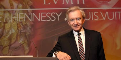 Bernard Arnault, a sus 74 años, es el dueño del conglomerado de marcas LVMH, que en sus arcas maneja empresas como Louis Vuitton, Christian Dior, Tiffany & Co, entre más de 70 marcas