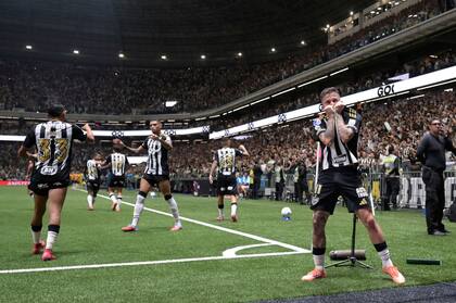 Bernard celebra el segundo gol de Mineiro, que, dirigido por Jorge Sampaoli, encuentra en la final por la Sudamericana un alivio en su irregular campaña de 2025.