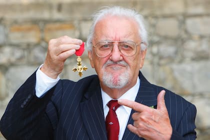Bernard Cribbins con su medalla Oficial del Imperio Británico después de recibirla el galardón durante una ceremonia que presidió la Princesa Ana, en noviembre de 2011