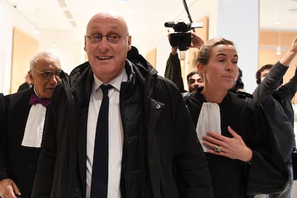 Bernard Laporte, presidente de la Federación Francesa de Rugby, arriba a la corte correccional en París