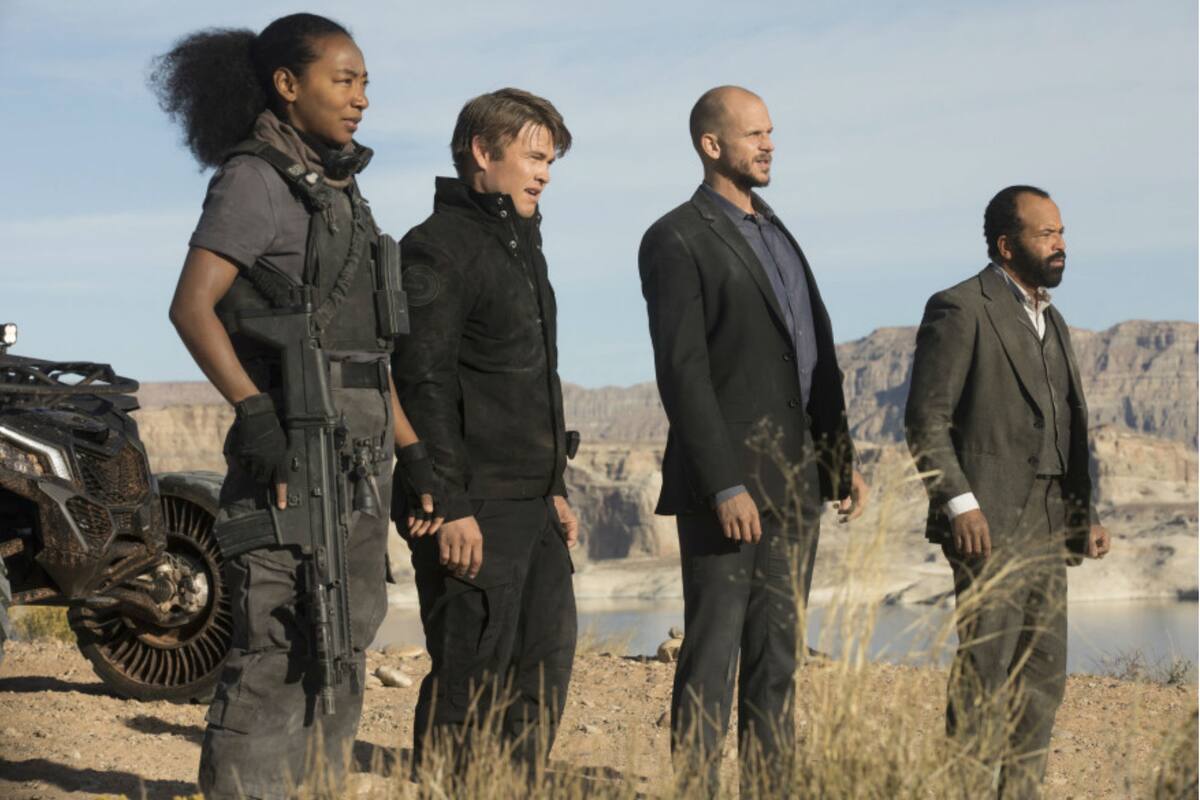 Bernard y los responsables del parque descubren las consecuencias de la revuelta de los anfitriones