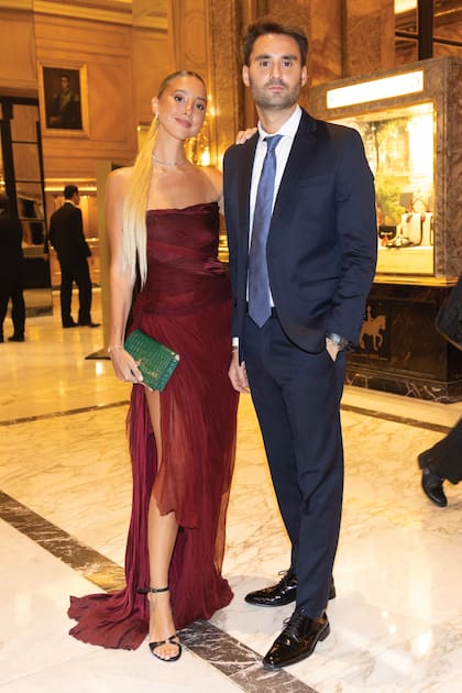 Bernarda Cella (con diseño de Joti Harriague) y su hermano Luis fueron de los primeros en llegar. Y esperaron a Susana Giménez en la puerta para saludarla