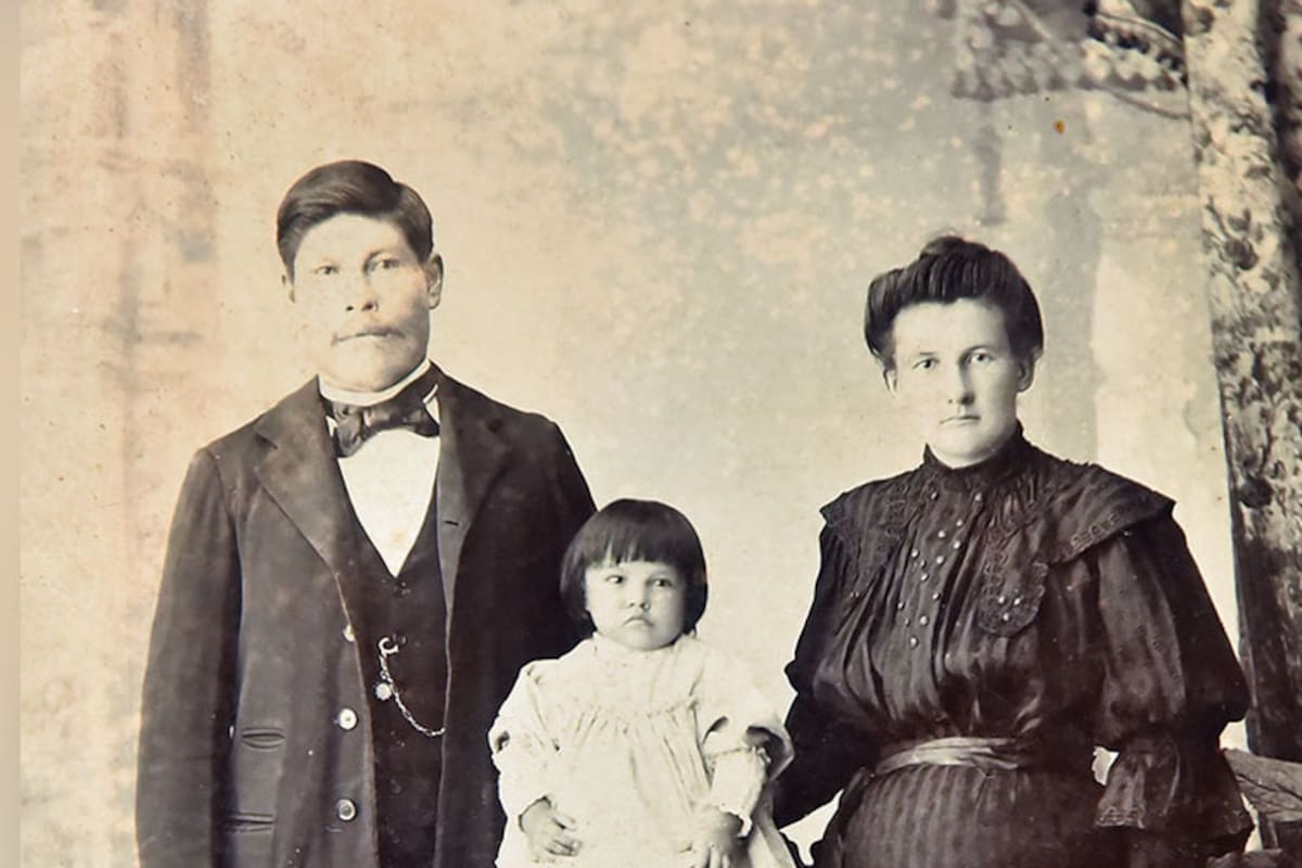 Bernardino junto a su esposa Rosina Jappert, embarazada de Ana, y su hija Rosa.