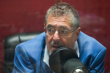 Bernardo Arévalo, candidato presidencial del Movimiento Semilla, en una entrevista en una radio en Ciudad de Guatemala el miércoles 12 de julio de 2023. (AP Foto/Moisés Castillo)