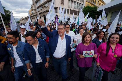 Bernardo Arévalo, candidato presidencial del Movimiento Semilla, en el centro, camina acompañado de simpatizantes durante su mitin de cierre de campaña en la Ciudad de Guatemala, el miércoles 21 de junio de 2023. (AP Foto/Moisés Castillo)