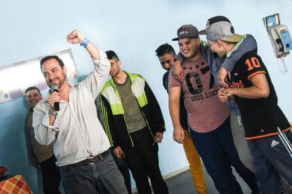 Bernardo Bárcena ha dictado más de 3000 cursos en colegios, gobiernos y penales sobre liderazgo, creatividad y comunicación