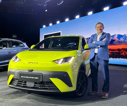 Bernardo Fernández Paz, director de Ventas para BYD Argentina, junto al Dolphin Mini
