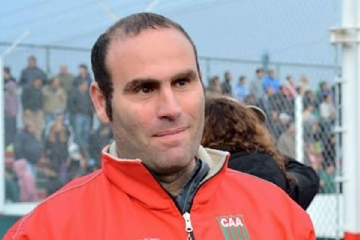 Bernardo Grobocopatel, el DT de Agropecuario, que se molestó con el equipo tras la derrota del domingo pasado ante Gimnasia de Mendoza