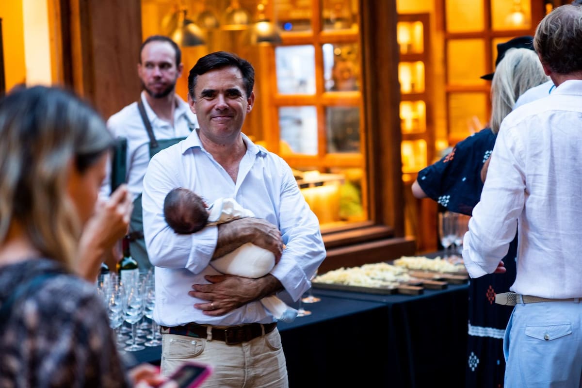 Bernardo Neville fue papá hace poco e inauguró un nuevo local