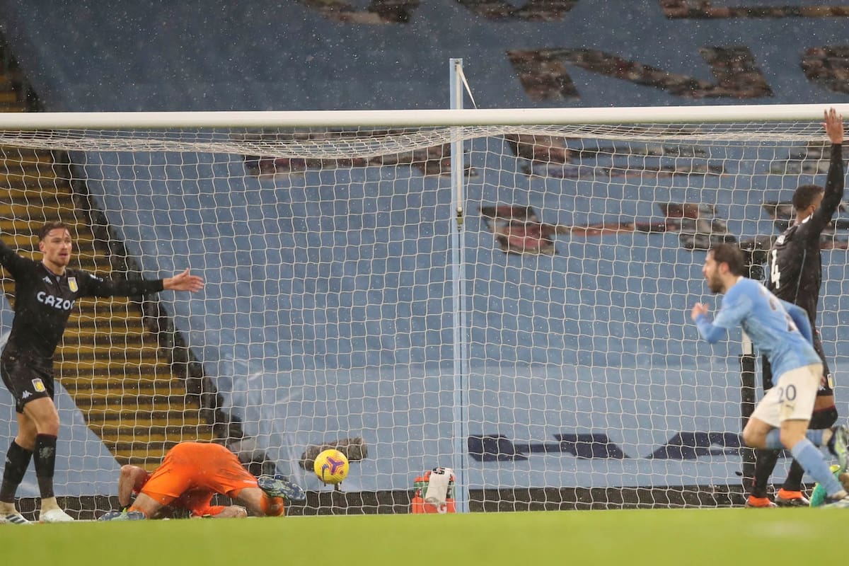 Bernardo Silva del Manchester City, a la derecha, celebra tras anotar el primer gol de su equipo durante el partido de fútbol de la Premier League inglesa entre el Manchester City y el Aston Villa en el Etihad Stadium de Manchester, Inglaterra