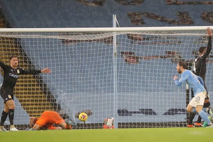 Con un gran remate, Bernardo Silva venció a Emiliano Martínez y abrió el marcador para el Manchester City ante Aston Villa.